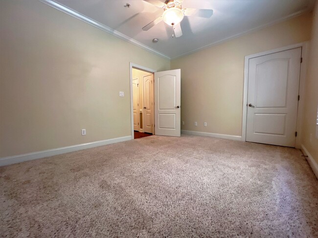 Building Photo - Half off 1st month's rent for Upscale Cond...