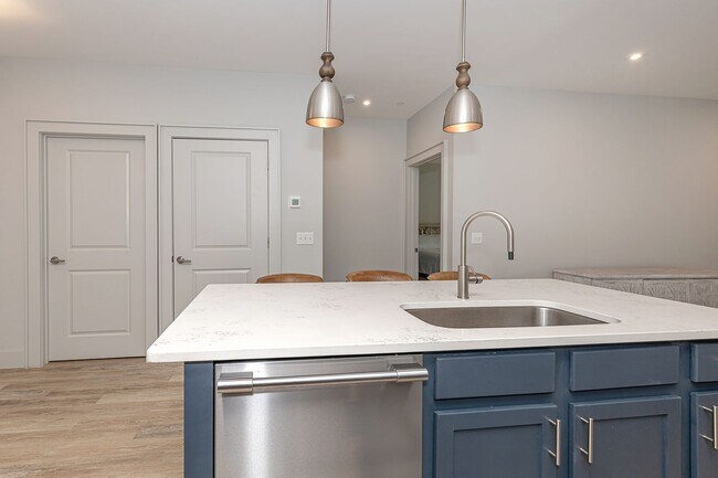 Building Photo - Fully furnished luxurious waterfront condo at The Inlet!