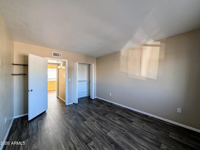 Building Photo - 9228 N 7th Ave