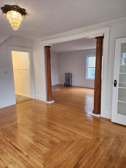 Building Photo - 33 Lodge St