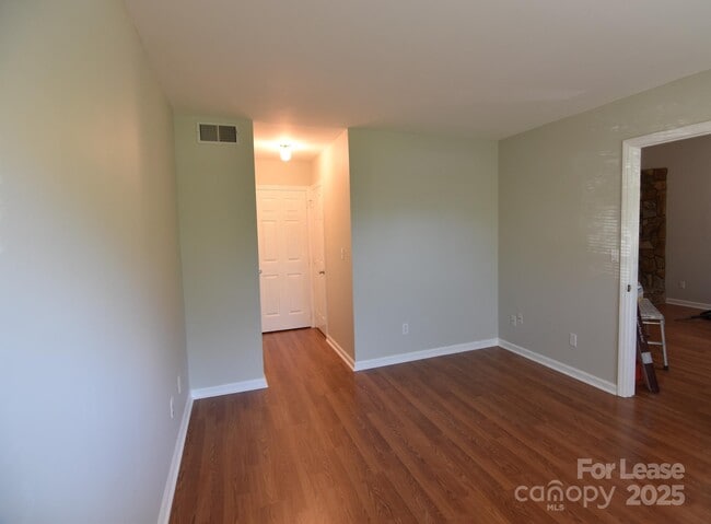 Building Photo - 8220 Golf Ridge Dr
