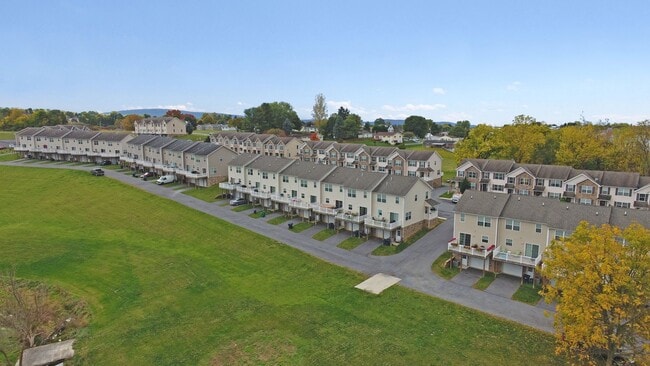 Building Photo - 3 Bedroom Townhouse For Rent in Charming Waynesboro, PA