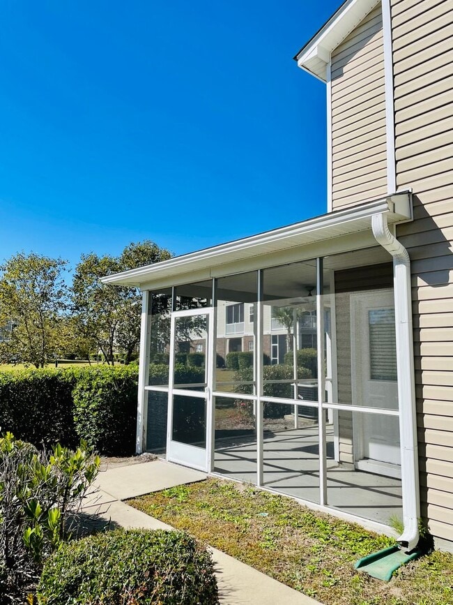 Building Photo - SPACIOUS 3bed/2.5bath TOWNHOME w/1st floor...
