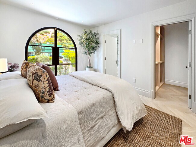 Building Photo - 2288 Coldwater Canyon Dr