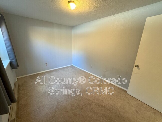 Building Photo - 931 Kings Crown Rd