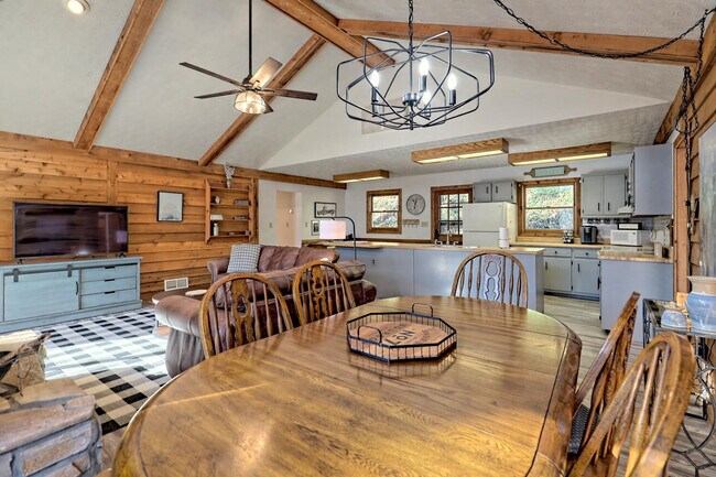 Building Photo - 1021 Saddle Back Cir
