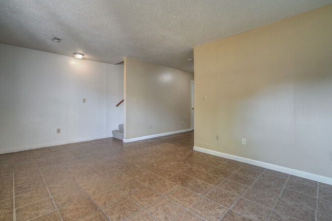 Building Photo - 135 Clover Valley Cir