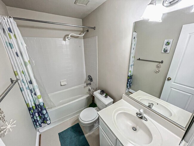 Building Photo - Lovely Tri-Level 3 Bedroom 2 Bathroom And ...
