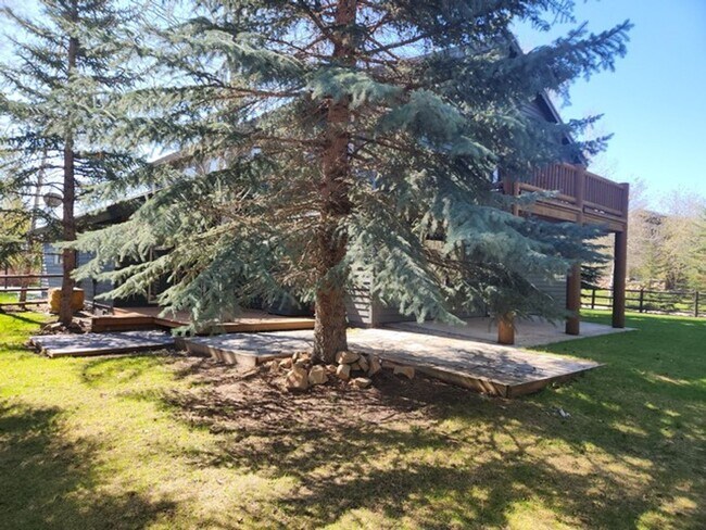 Building Photo - Beautiful Ranch Place Home