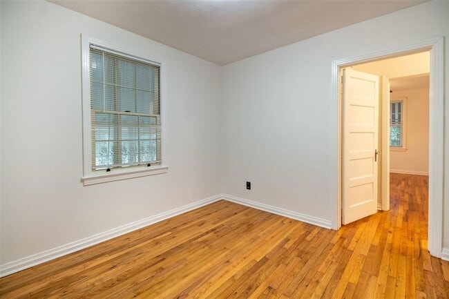 Building Photo - 710 Glenview Dr