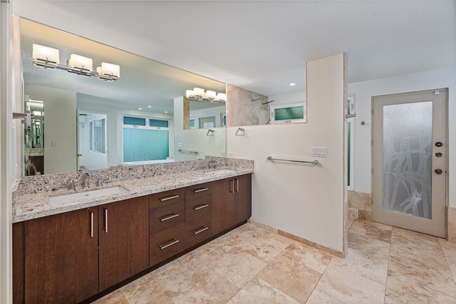 Building Photo - 5 BR Executive Home with Pool in prestigious Kahala! Pet Friendly!