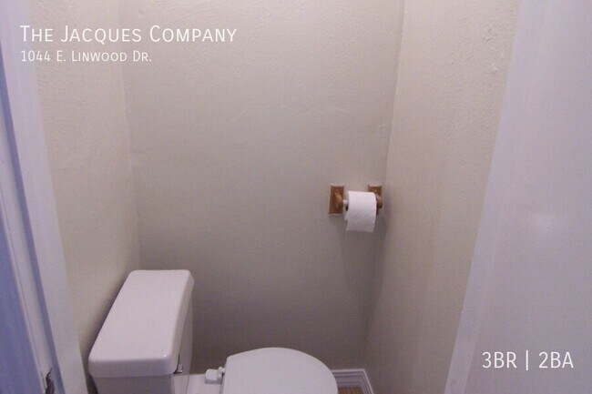 Building Photo - 1044 E Linwood Dr