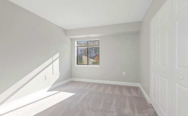 Building Photo - Renovated Herndon Condo