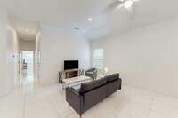 Building Photo - 702 5th St