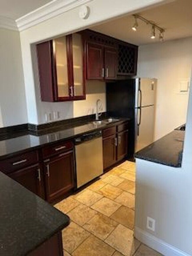 Building Photo - Gorgeous 1 bedroom 1 bath Condo located in The Manhattan