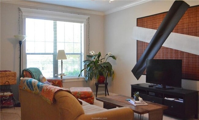 Building Photo - 1000 Spring Loop