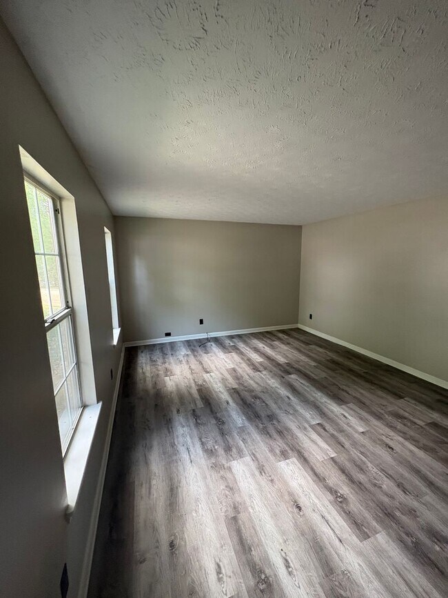 Building Photo - *1/2 OFF 1ST MONTHS RENT MOVE IN SPECIAL* 2 Bedroom Townhome in Flowery Branch!
