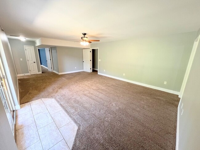 Building Photo - Fenced home close to FLW!