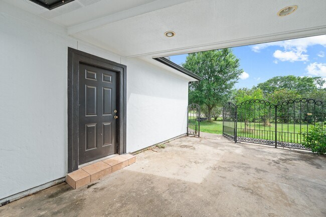 Building Photo - 13819 Lakeview Meadow Dr