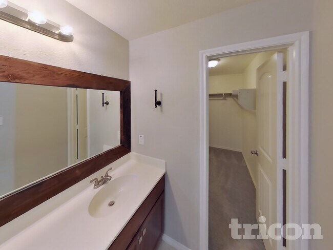 Building Photo - 2060 Brisbon St