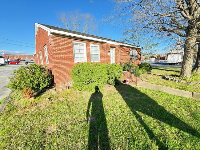 Building Photo - 1500 Sq ft Office Space Downtown Mooresville