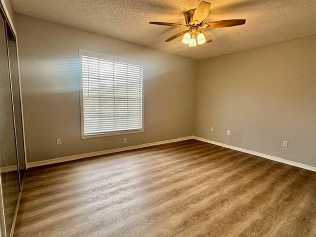 Building Photo - Cozy 2 Bedroom 2.5 Bath Two Story Condo