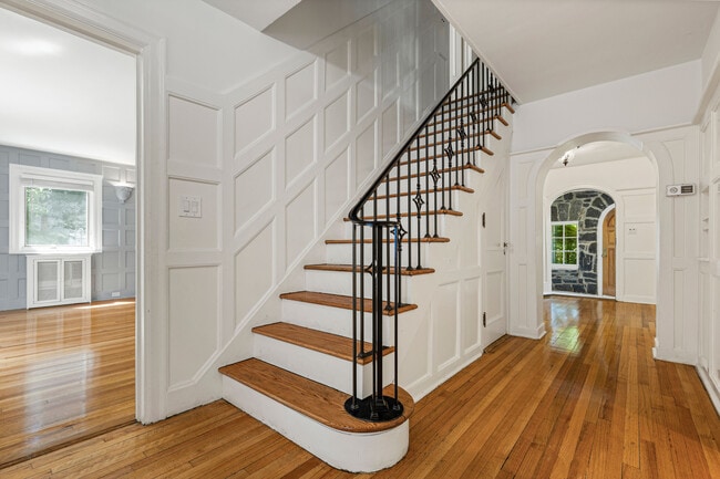 Building Photo - 30 Park Dr N