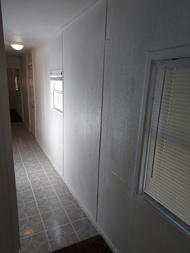 Building Photo - 826 Queens Dr