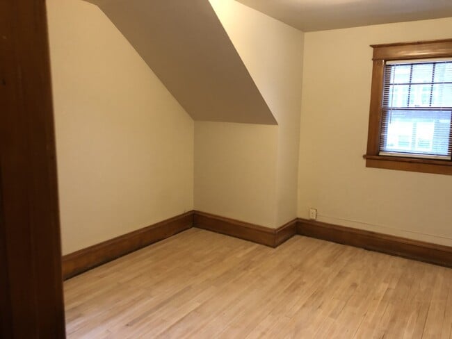 Building Photo - Huge 5 Bed 2 Bath home near UWEC with big ...