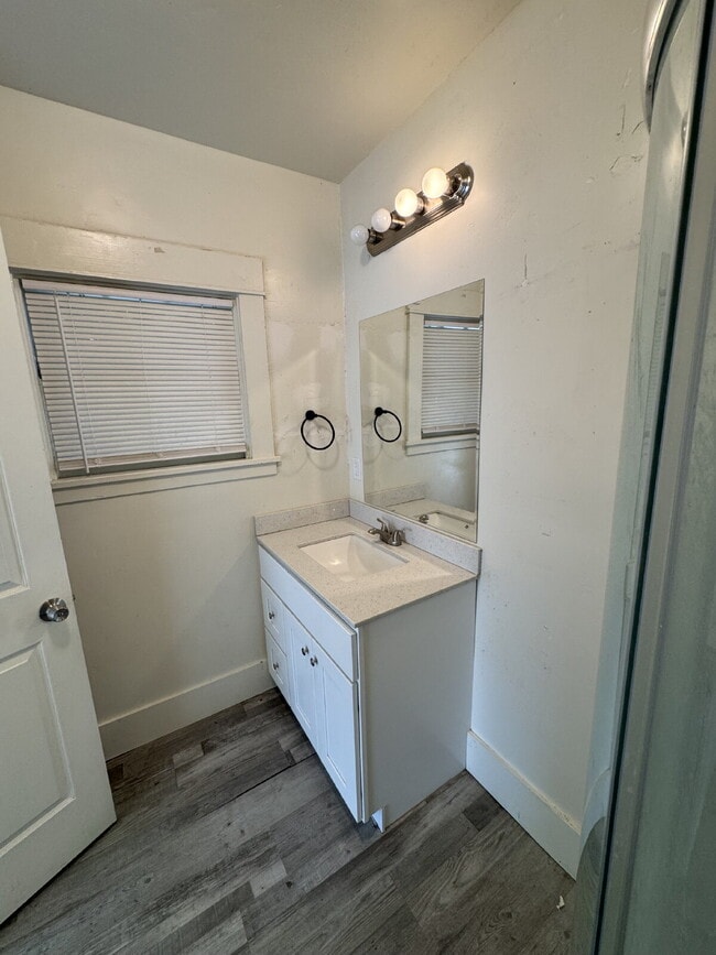 Building Photo - MOVE IN SPECIAL!!  Welcome to this charming 1-bedroom, 1-bathroom home located in a convenient Me...