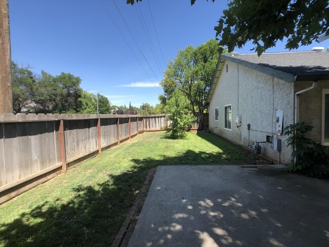 Building Photo - 2 River Oaks Dr
