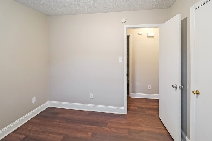 Building Photo - 612 Ralph Rd SE