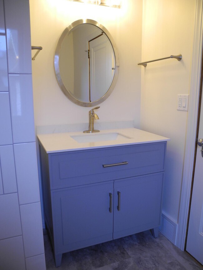 2nd Floor Bathroom - 946 W Shore Dr