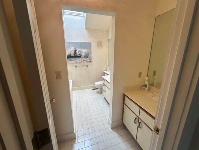 Building Photo - 579 Sagamore Ave