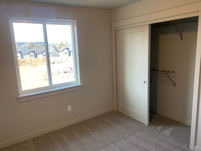 Building Photo - 3 Bed/2.5 Bath Pahlisch Home in NE Bend - ...