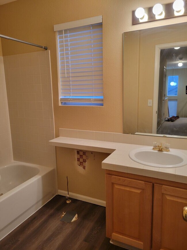 Building Photo - 3 Bedroom, 2.5 Bath Home with A/C - Availa...