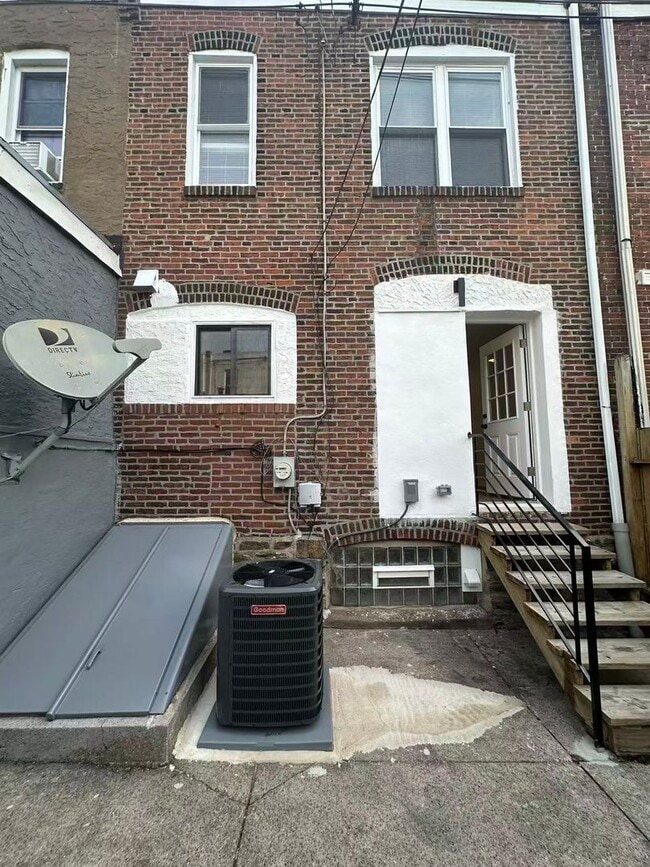 Building Photo - 2b2b house in south Philly Available now