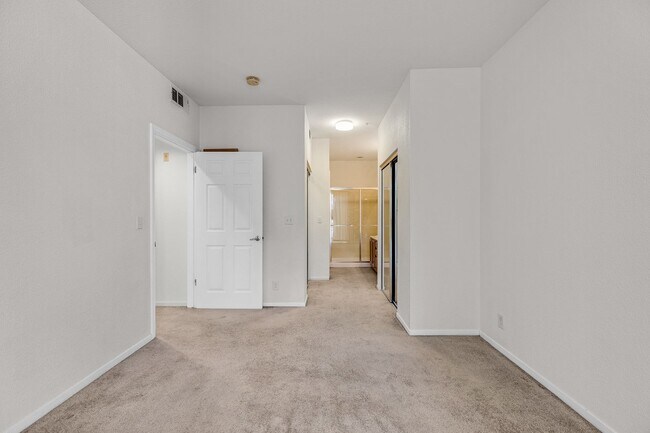 Building Photo - Spacious, Open-Concept 2/2 Condo SSF