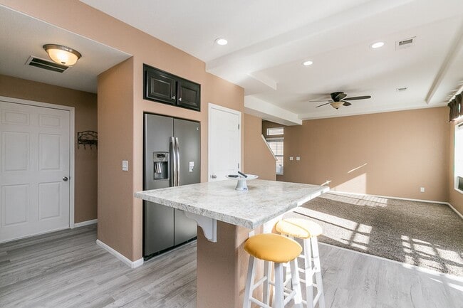 Building Photo - Beautiful 3 Bed 2.5 Bath in Thompson River...