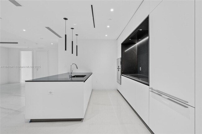 Building Photo - 300 Biscayne Blvd Way