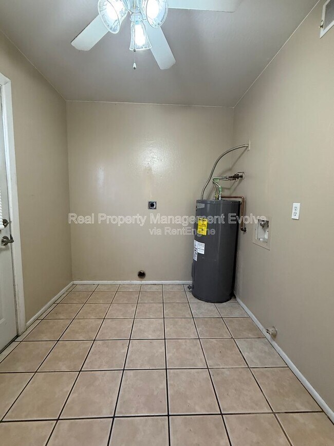 Building Photo - 1637 W Muriel Dr