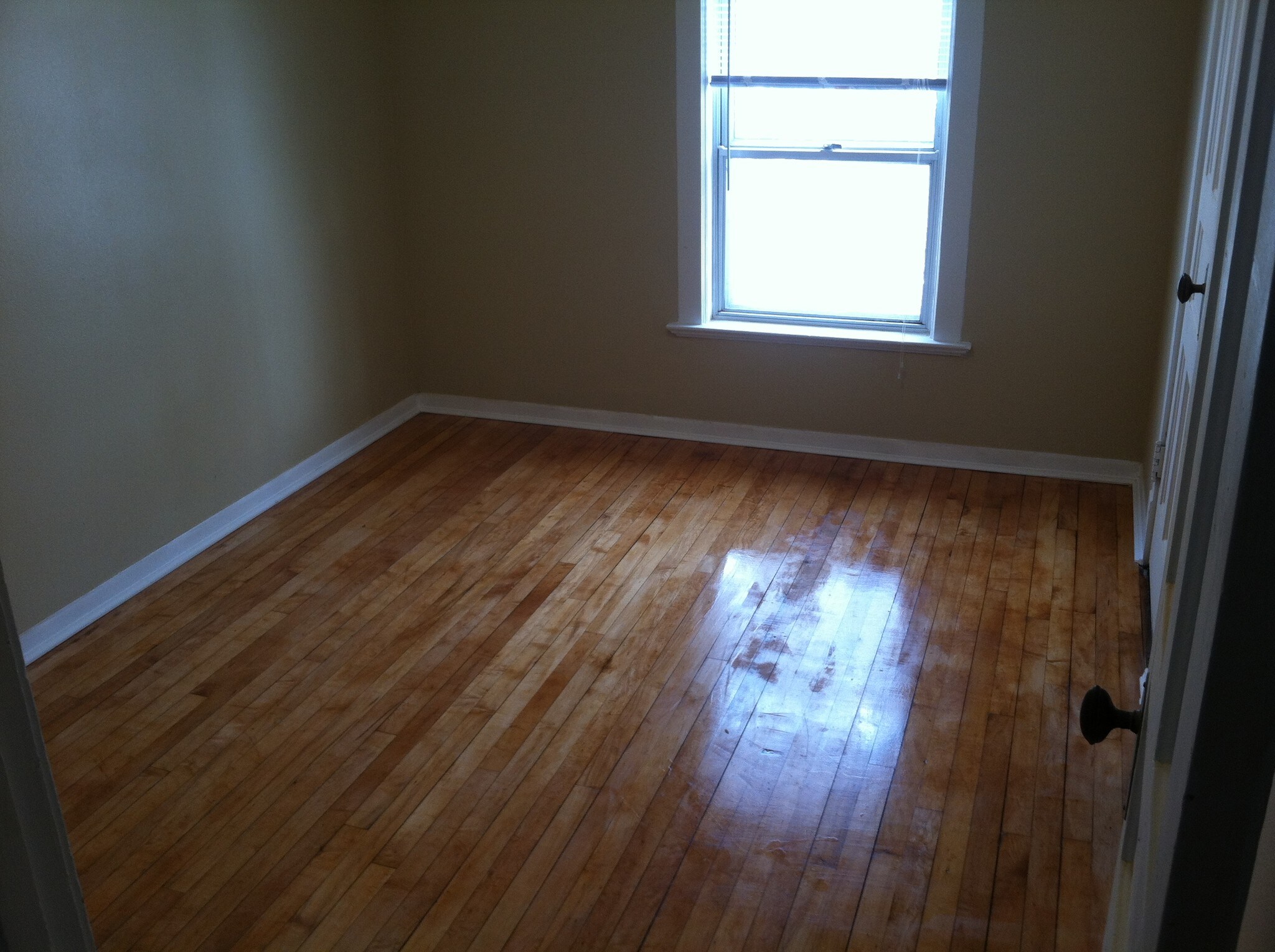 Building Photo - 926 E 8th St