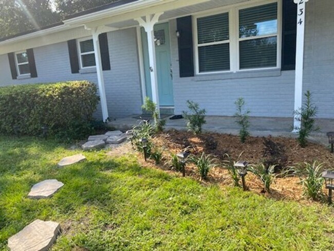 Building Photo - UNFURNISHED, UPDATED 3B/1.5B Home in the Heart of Ft. Walton Beach