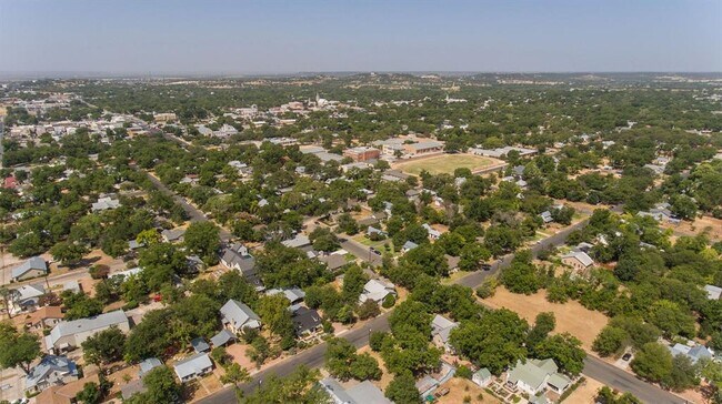 Building Photo - 611 N Adams St