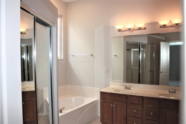 Building Photo - 8423 Old World Ct