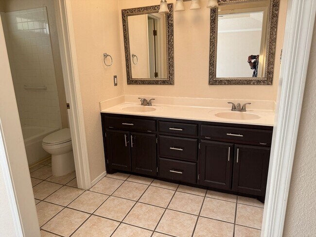 Building Photo - Nice, spacious 3 br, 2 Bath with major kit...