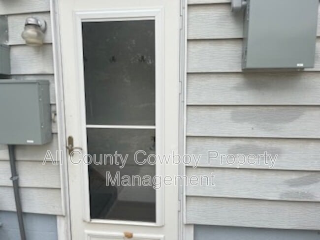 Building Photo - 557 1/2 N 8th St