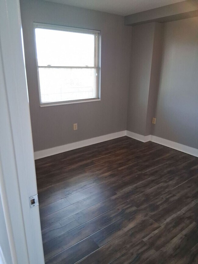 Building Photo - NEW LISTING for Lake Plaza 10th floor unit! Best View in Knoxville - Move in August 13, 2026!