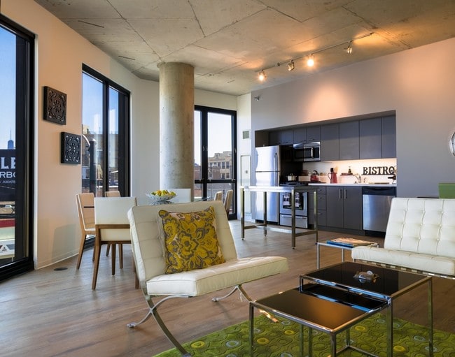 Family Room / Kitchen - 1611 W Division