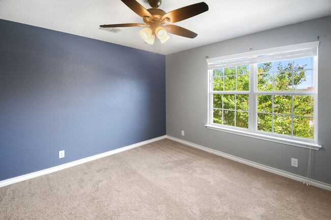 Building Photo - 4 Bedroom/2.5 Bath Tausch Farm Subdivision